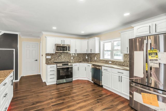 25 Turn Lane, Levittown, NY 11756