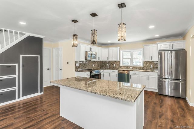 25 Turn Lane, Levittown, NY 11756