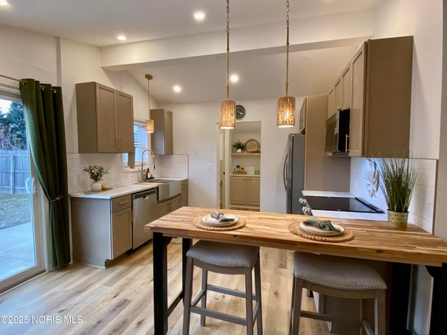 208 Gardner Avenue, Northwood, OH 43619