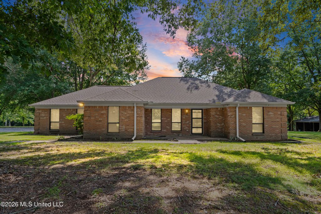 11255 Whispering Pines Drive, Olive Branch, MS 38654 — exterior