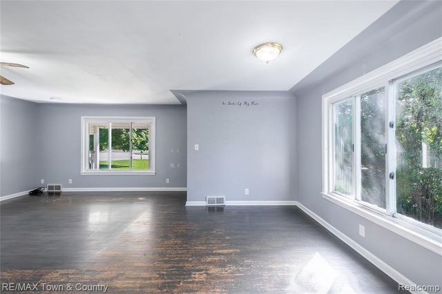 300 S Elms Road, Flushing, MI 48433