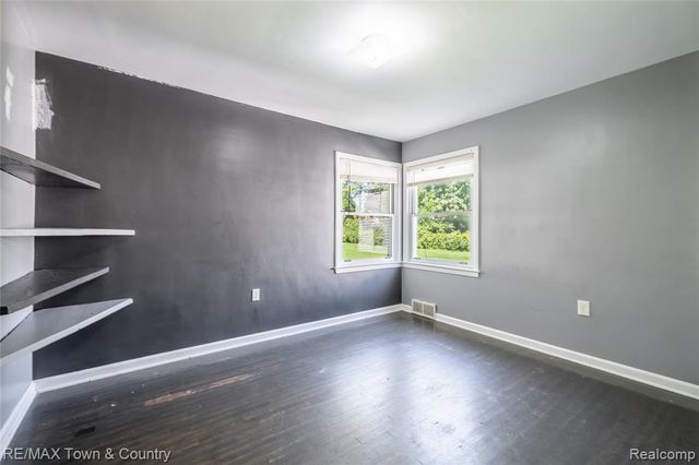 300 S Elms Road, Flushing, MI 48433