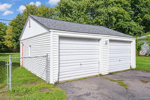 300 S Elms Road, Flushing, MI 48433