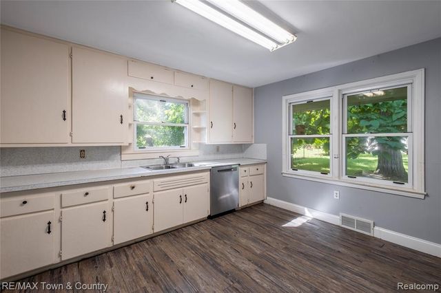 300 S Elms Road, Flushing, MI 48433