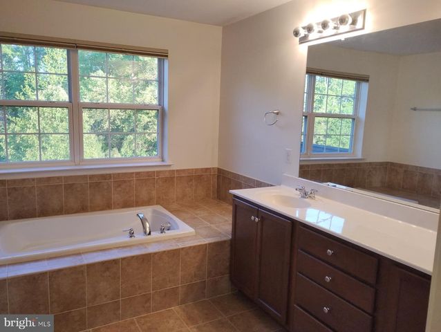 214 MARVIN LN, Mullica Hill, NJ 08062