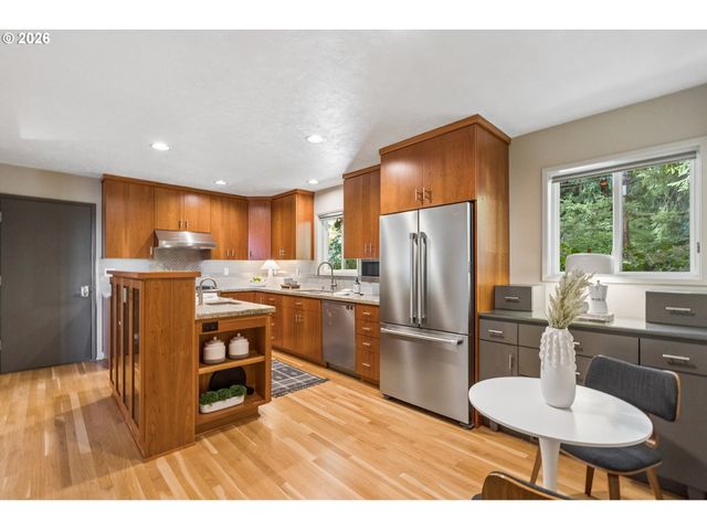 3402 Nw LURAY Ter, Portland, OR 97210
