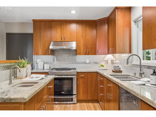 3402 Nw LURAY Ter, Portland, OR 97210