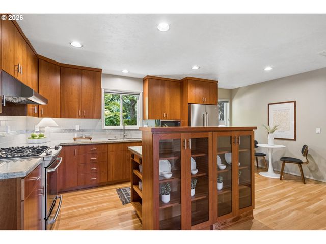 3402 Nw LURAY Ter, Portland, OR 97210