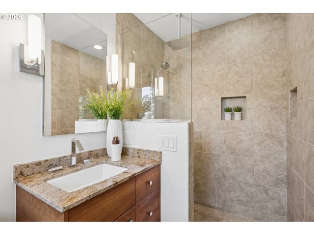 3402 Nw LURAY Ter, Portland, OR 97210