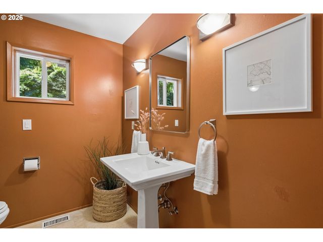 3402 Nw LURAY Ter, Portland, OR 97210