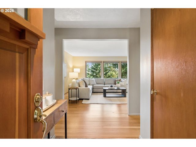 3402 Nw LURAY Ter, Portland, OR 97210