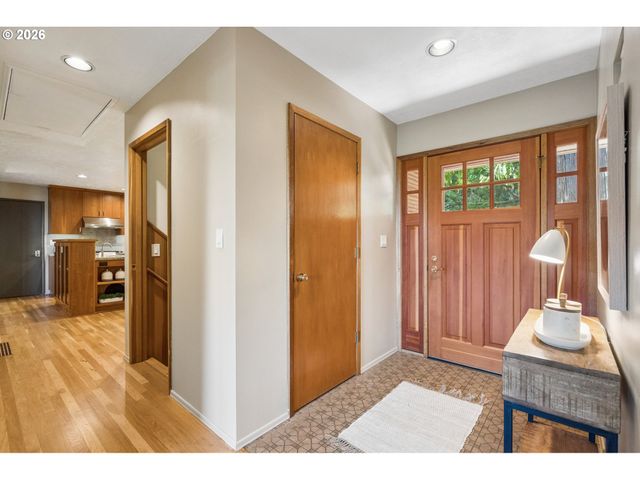 3402 Nw LURAY Ter, Portland, OR 97210
