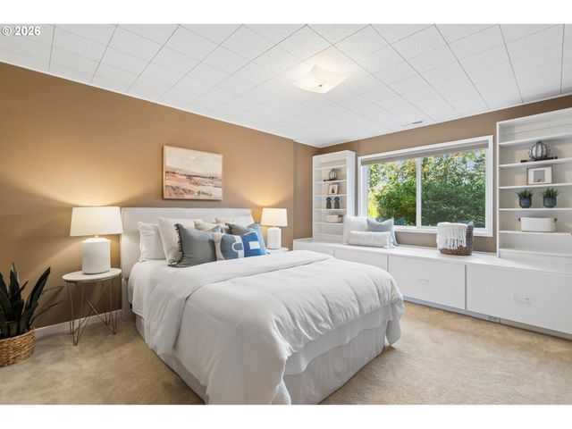 3402 Nw LURAY Ter, Portland, OR 97210