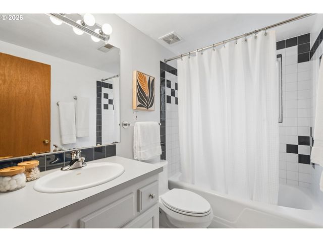 3402 Nw LURAY Ter, Portland, OR 97210