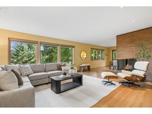 3402 Nw LURAY Ter, Portland, OR 97210
