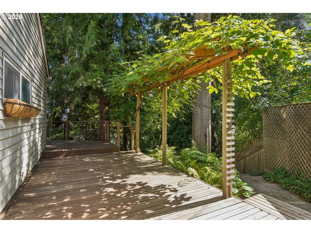3402 Nw LURAY Ter, Portland, OR 97210
