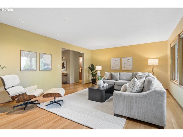 3402 Nw LURAY Ter, Portland, OR 97210