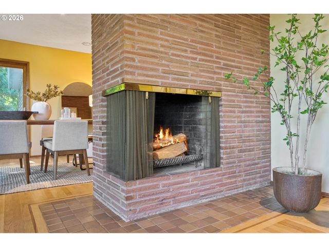 3402 Nw LURAY Ter, Portland, OR 97210