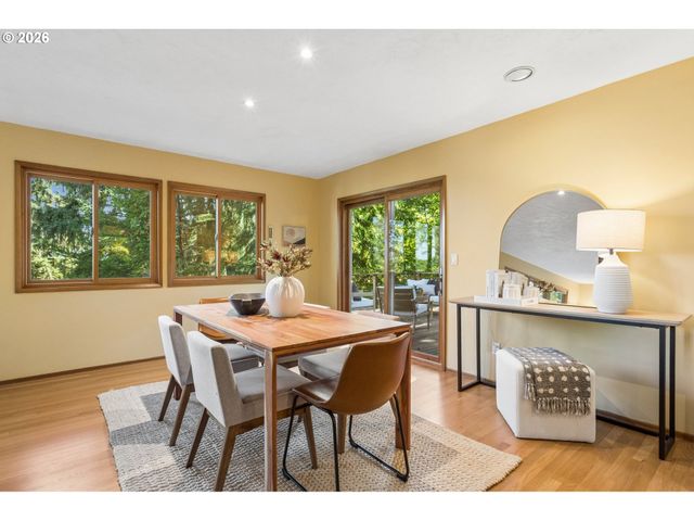 3402 Nw LURAY Ter, Portland, OR 97210
