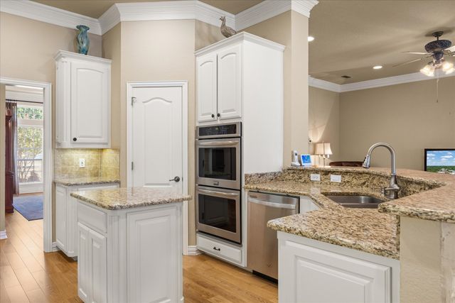 2101 W Emerald Bend Court, Granbury, TX 76049