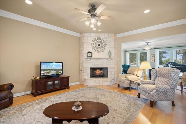 2101 W Emerald Bend Court, Granbury, TX 76049