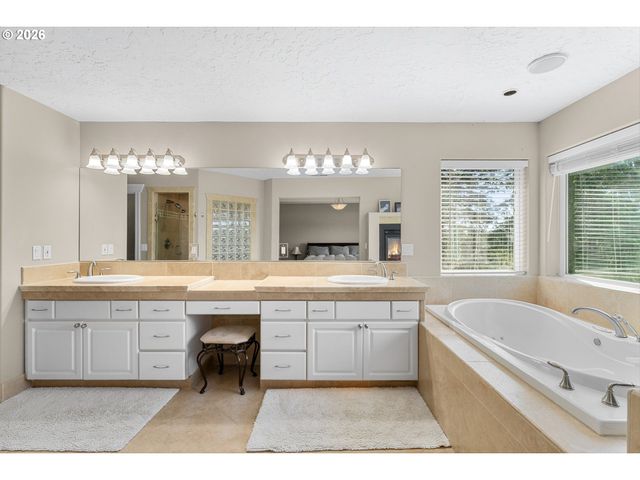 22211 S BIG CEDAR Ln, Beavercreek, OR 97004