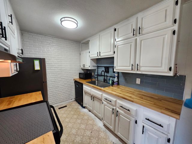 1407 E Crowley St, Wichita, KS 67216