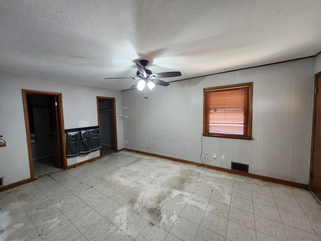 1407 E Crowley St, Wichita, KS 67216