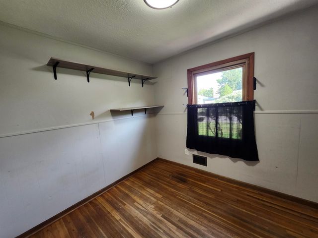 1407 E Crowley St, Wichita, KS 67216