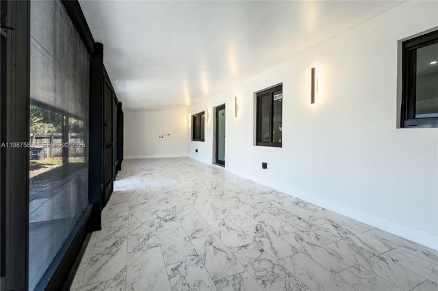 220 NW 144th St, Miami, FL 33168