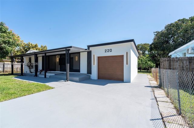 220 NW 144th St, Miami, FL 33168