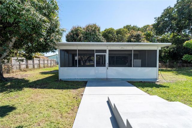 220 NW 144th St, Miami, FL 33168