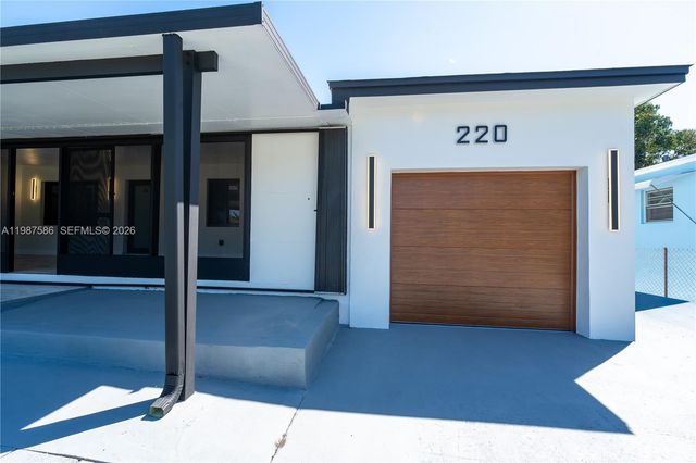 220 NW 144th St, Miami, FL 33168