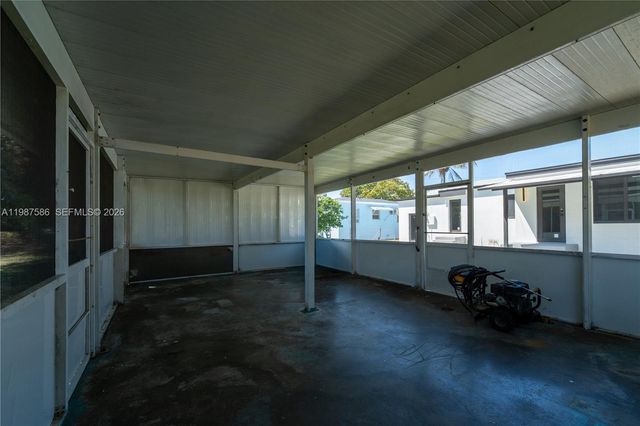 220 NW 144th St, Miami, FL 33168