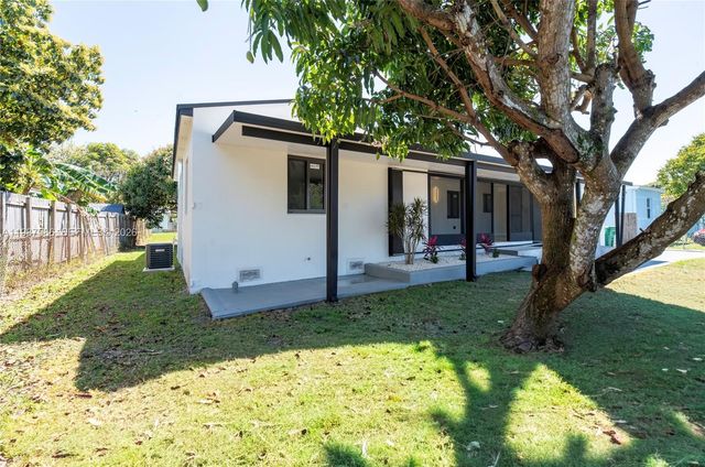 220 NW 144th St, Miami, FL 33168