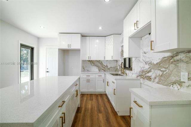 220 NW 144th St, Miami, FL 33168