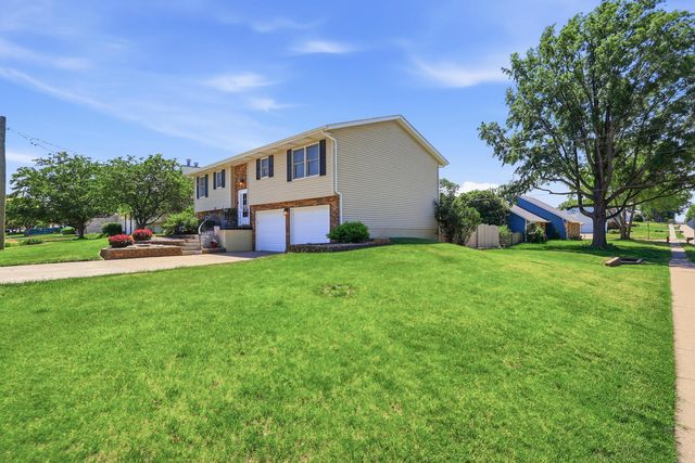 625 W Valley Drive, Eldridge, IA 52748