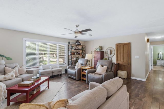 625 W Valley Drive, Eldridge, IA 52748