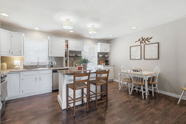 625 W Valley Drive, Eldridge, IA 52748