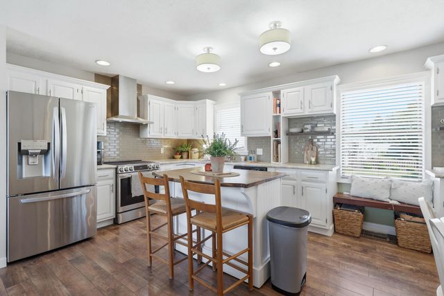 625 W Valley Drive, Eldridge, IA 52748
