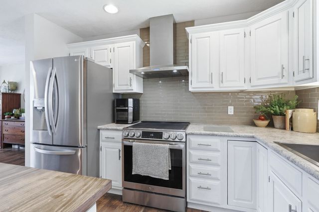 625 W Valley Drive, Eldridge, IA 52748