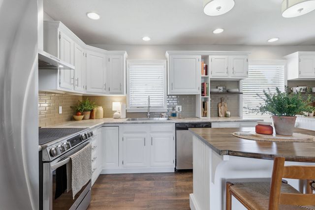 625 W Valley Drive, Eldridge, IA 52748