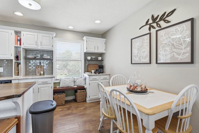 625 W Valley Drive, Eldridge, IA 52748