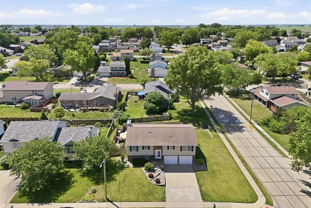 625 W Valley Drive, Eldridge, IA 52748