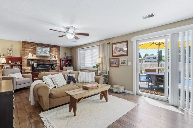 625 W Valley Drive, Eldridge, IA 52748