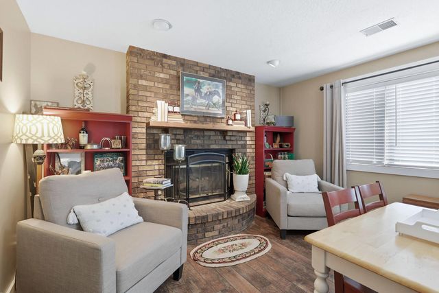 625 W Valley Drive, Eldridge, IA 52748