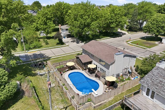 625 W Valley Drive, Eldridge, IA 52748