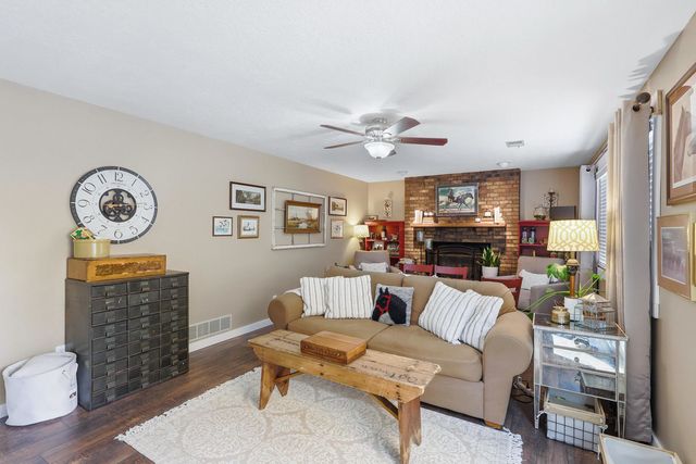 625 W Valley Drive, Eldridge, IA 52748