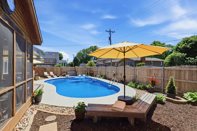625 W Valley Drive, Eldridge, IA 52748