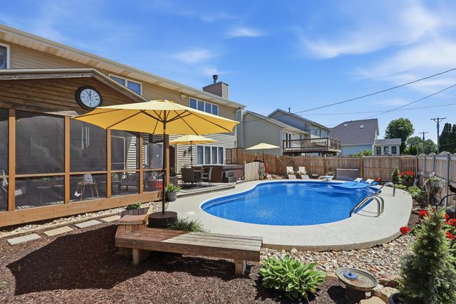 625 W Valley Drive, Eldridge, IA 52748